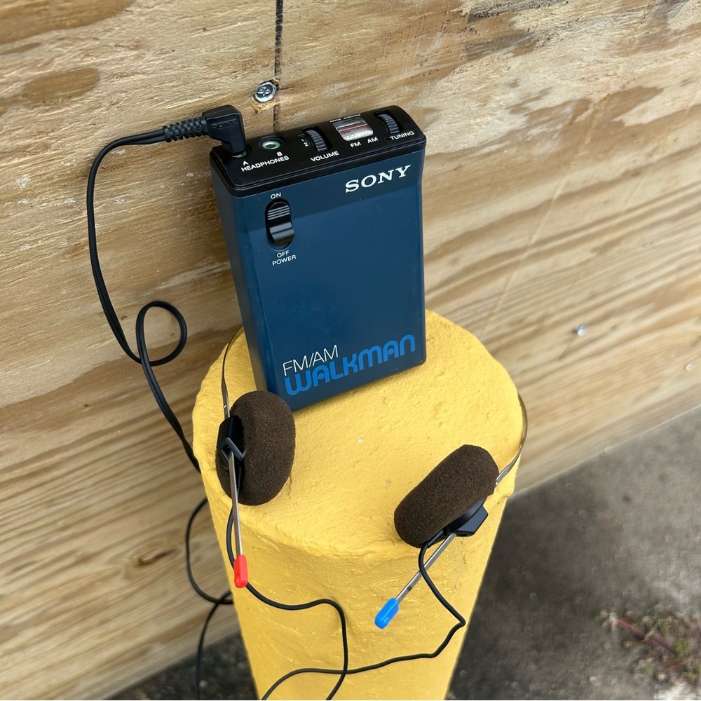 Vintage Sony Walkman SRF-33W AM/FM portable radio. - Picture 3 of 6